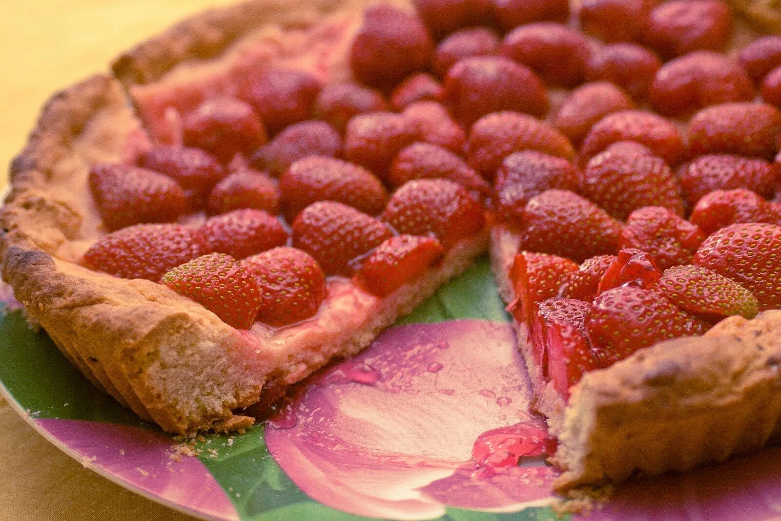 Пирог с клубникой. Песочный пирог с клубникой. Strawberry pie strain. Открытый пирог с клубникой. Как сделать клубничную начинку.