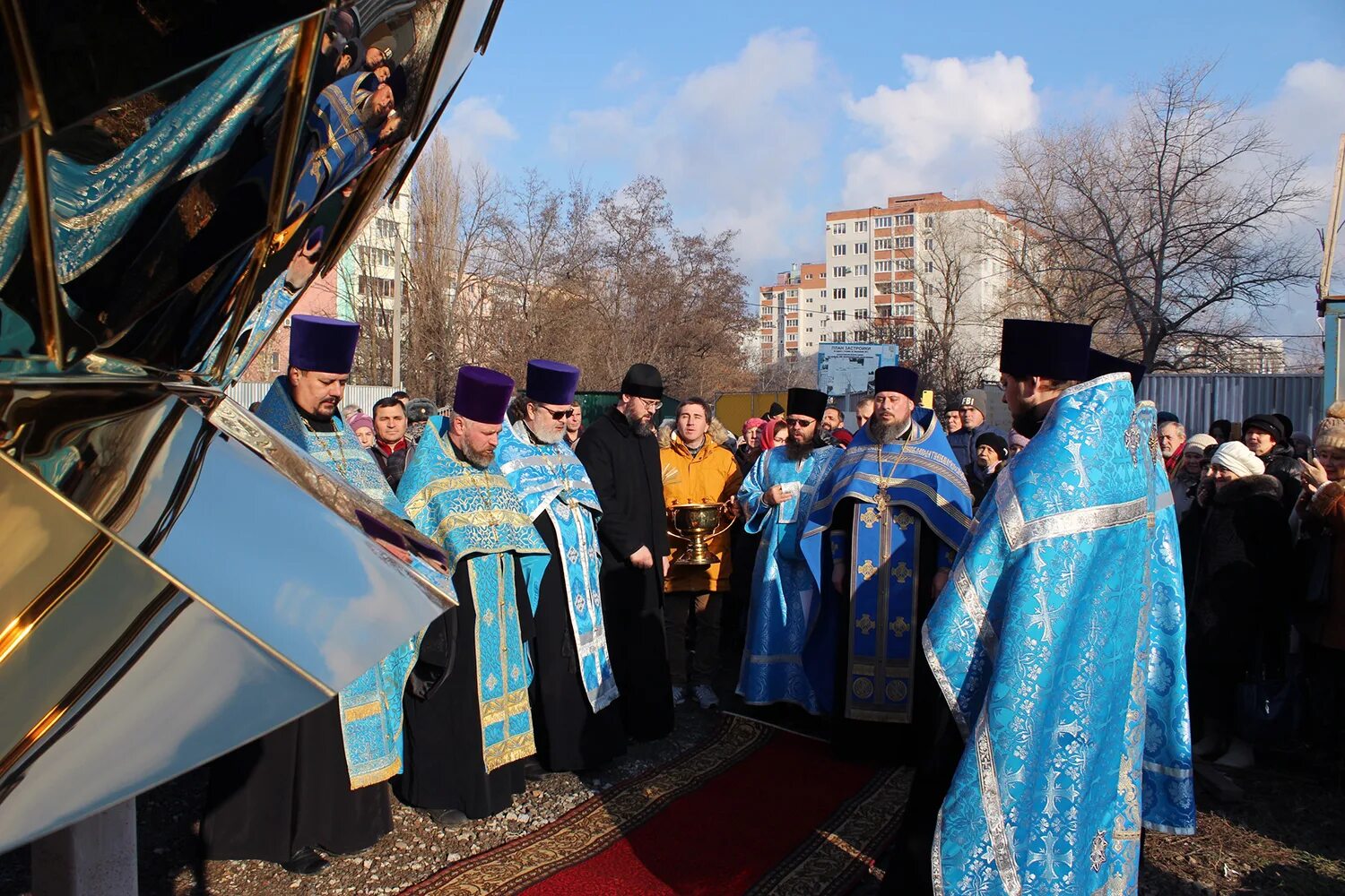 богослужение в храме. свято-никольский храм таганрог. пасха церковь. служители свято-никольского храма в городе таганроге. таганрог пасха освещение.