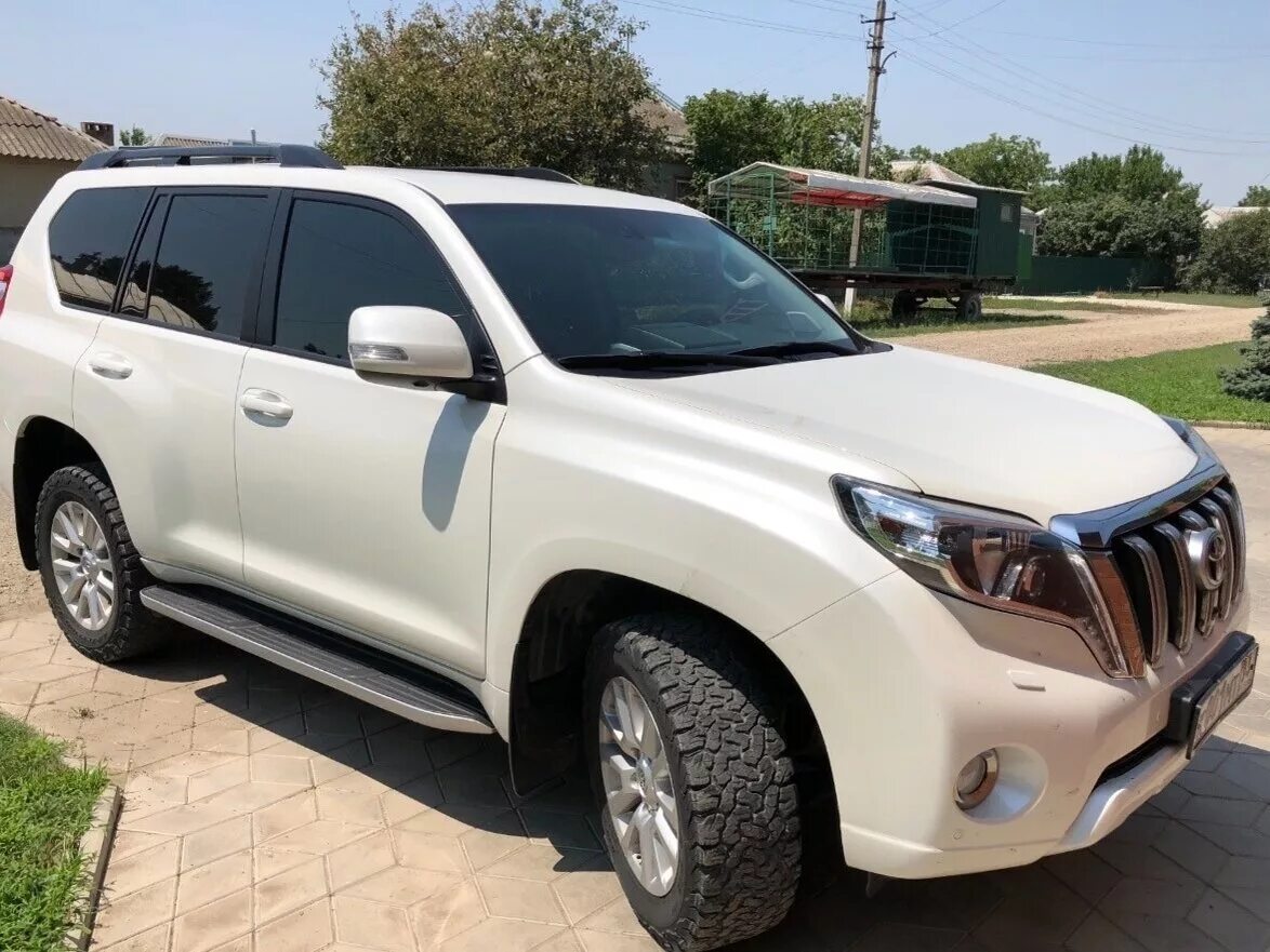 Ленд крузер прадо 2015 год. Toyota Land Cruiser Prado 2015. Тойота ленд Крузер 150 белый. Toyota Land Cruiser Prado 2015 белый. Тойота ленд Крузер Прадо 2015.