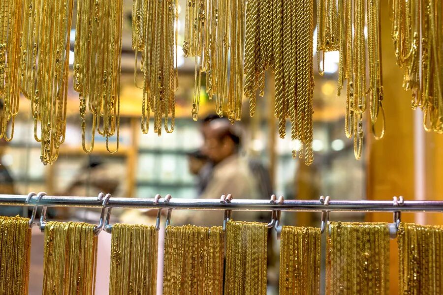 Рынок золота сегодня. Золотой рынок в Шардже. Дубайский рынок золота. Шарджа золотой рынок паровозики. Золотой рынок Gold Souk.
