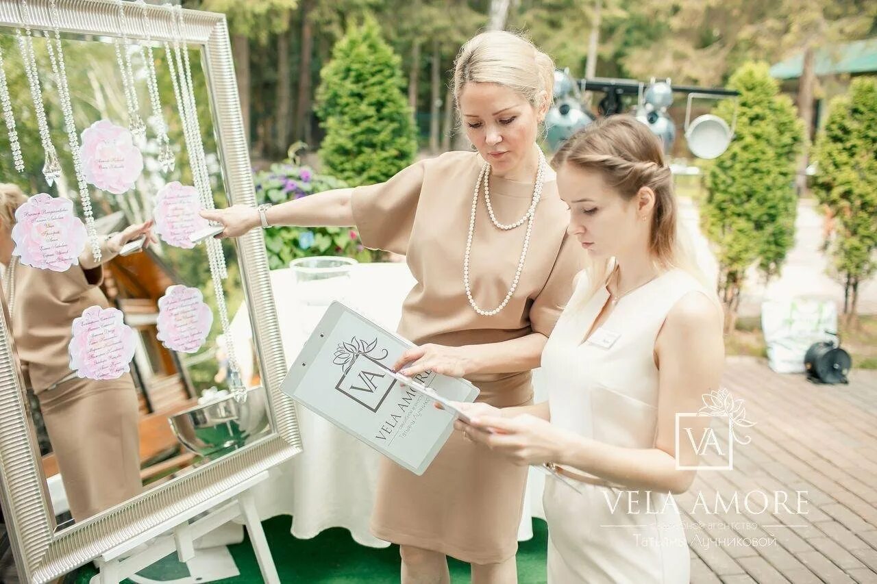 Нанять свадебного организатора wedding elizabeth ru. Свадебный координатор. Свадебный распорядитель. Организатор свадеб. Фотосессия свадебного организатора.