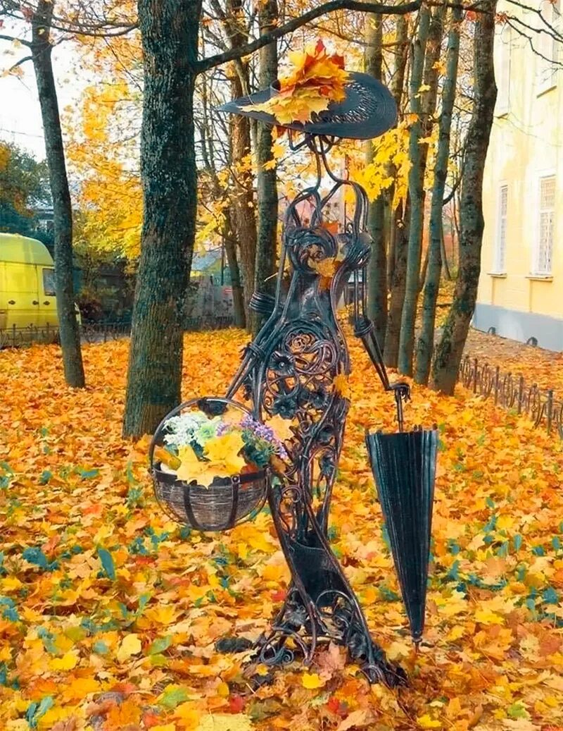 Бабье лето олицетворение. Госпожа осень. Осенняя скульптура. Статуи в парке осенью. Осенние скульптуры в листьях.