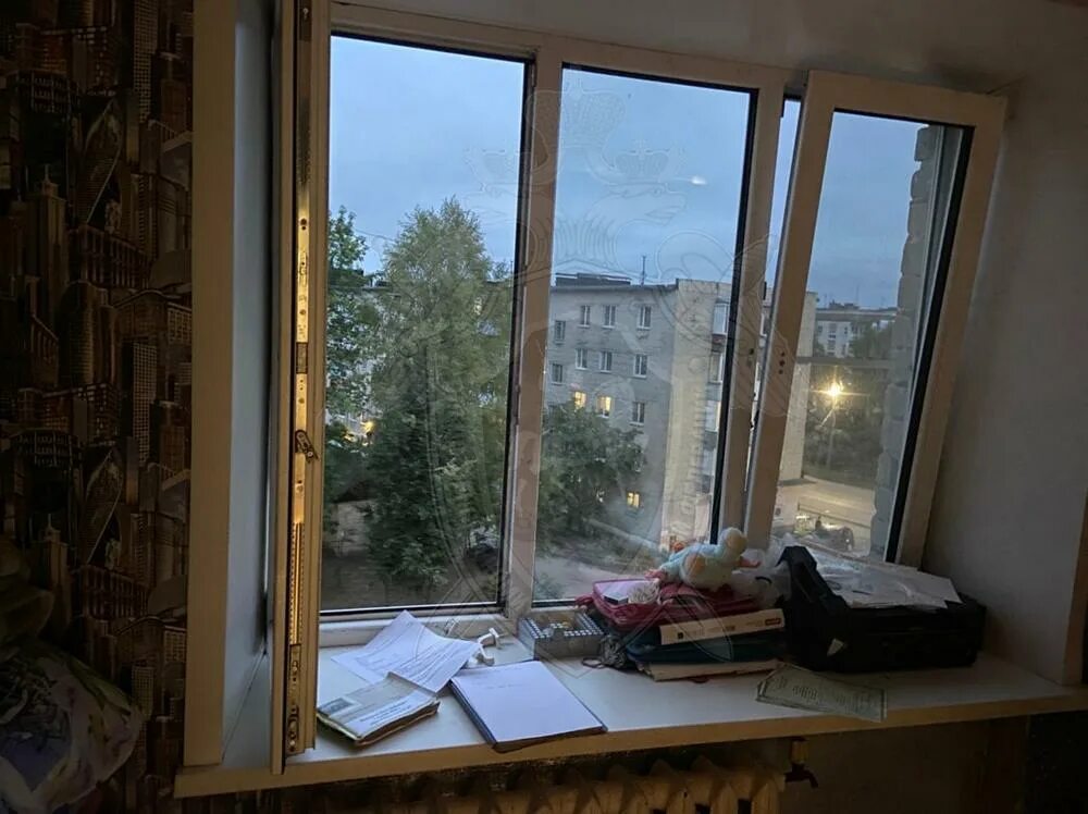Окна 5с. Открытое окно на 5 этаже. Открытое окно. Вид из окна 4 этажа. Из окна.