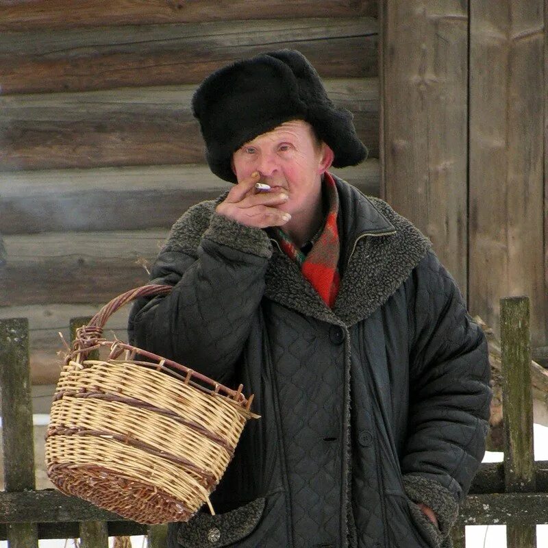 Пьяные мужички. Деревенский мужик. Человек в ушанке. Человек в шапке ушанке.