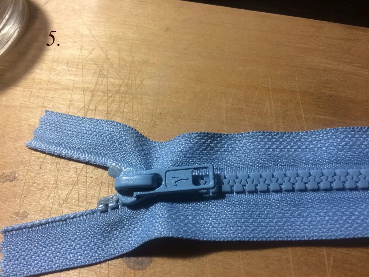 Молния трактор для одежды. Как укоротить тракторную молнию. Укоротить молнию снизу на куртке. Укоротить пластмассовую молнию сверху. Укоротить пластиковую молнию.