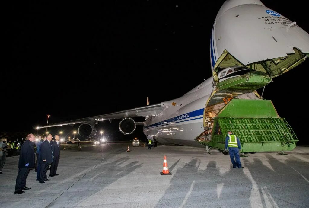 Дубай самолёт самый большой в мире. Ан 225 мрия двигатель. Ан-225 транспортный самолёт. Ан-124 транспортный самолёт грузовые самолёты. Гигантские самолеты.