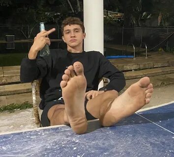 Massive male feet pics.