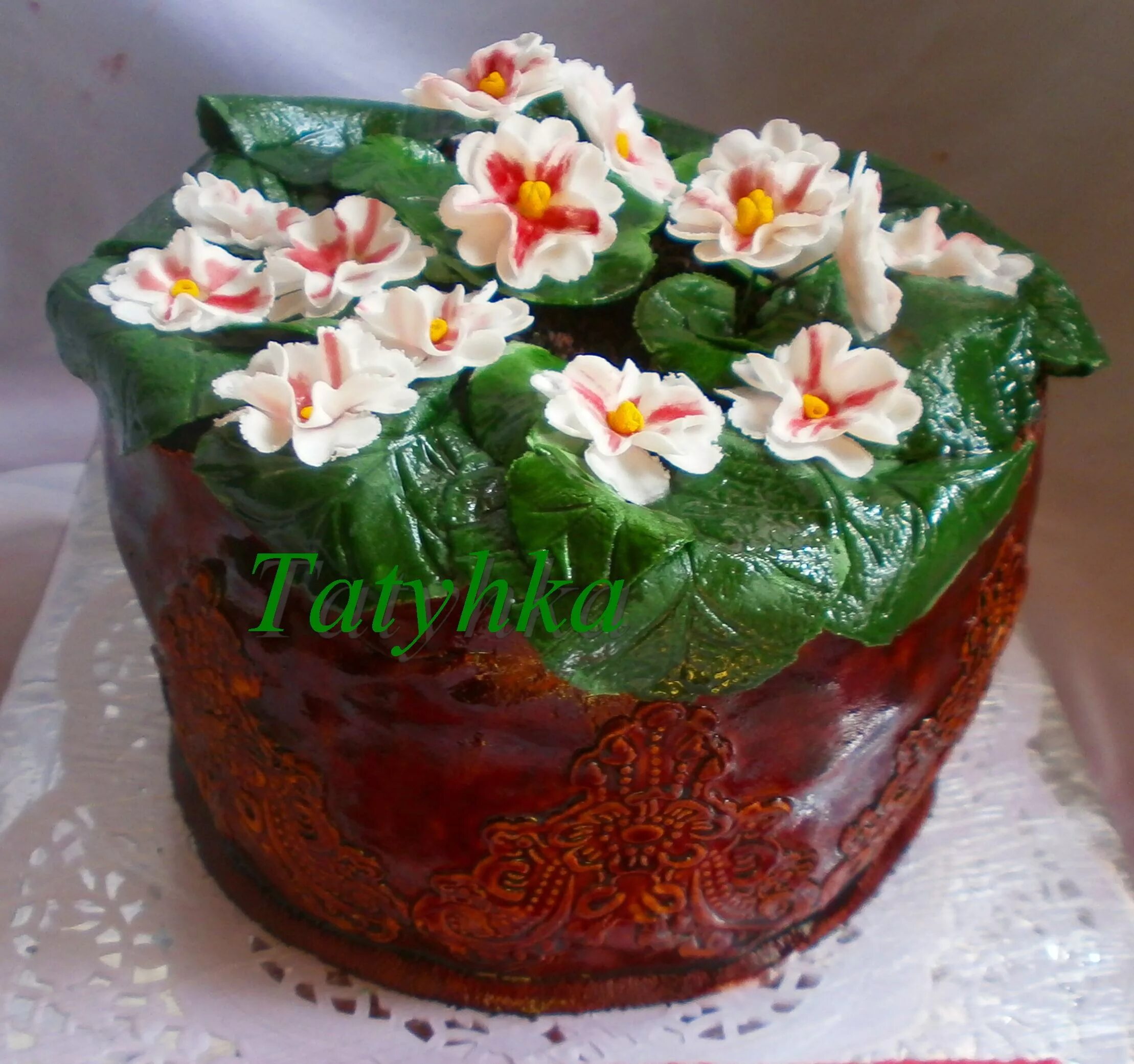 Торт фиалка. Торт с фиалками. Торт цветочный горшок. Торт горшок с цветами. Торт горшок с фиалками.