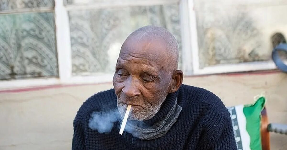 Умер самый старый мужчина в мире. Курильщики долгожители. Самый старый мужчина в мире. Курящая долгожительница. Африканский мужчина пожилой.