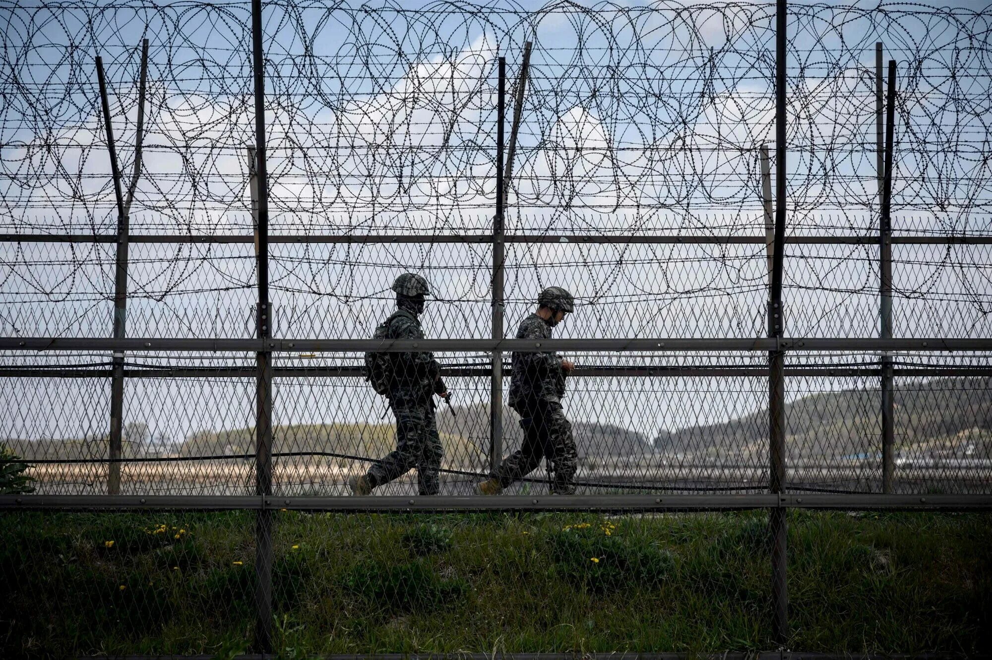 Граница между народом. Северная Корея забор. Демилитаризованная зона на границе Северной и Южной Кореи. Забор на границе Южная и Северная Корея. Демилитаризованная зона на границе с КНДР..