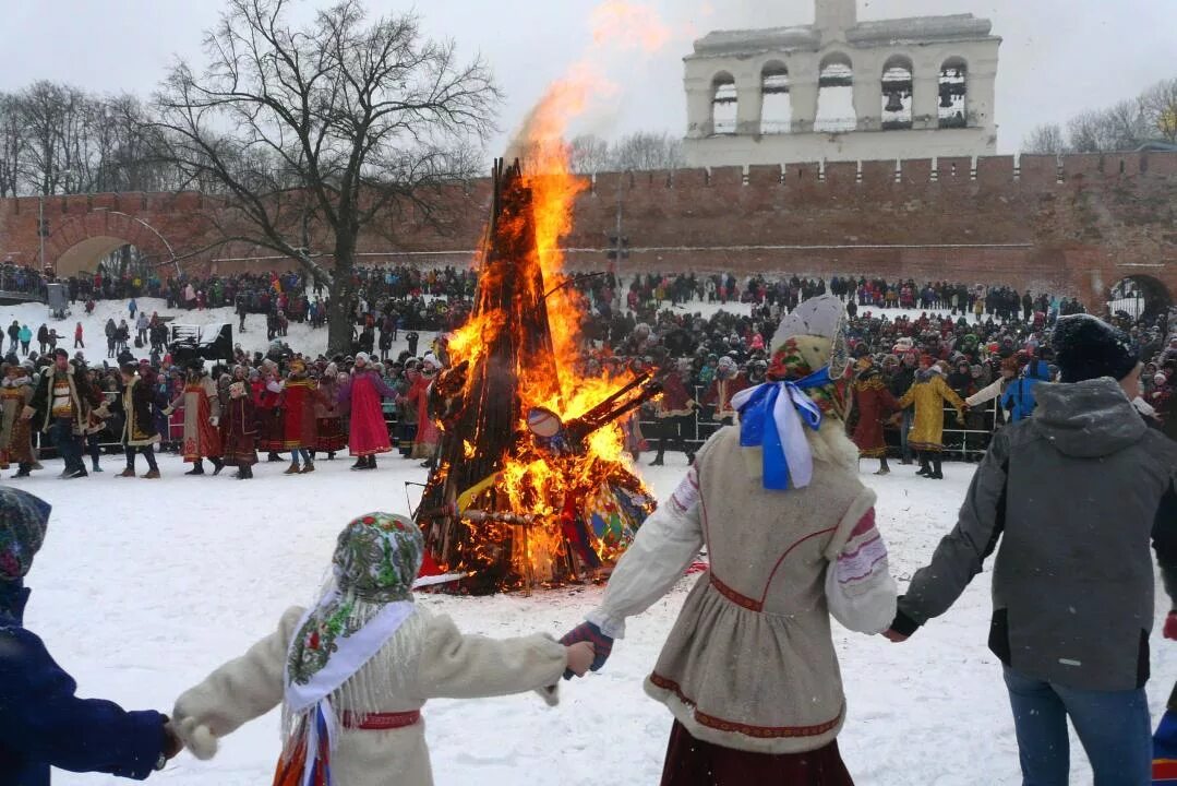 Почему запретили масленицу. Великий Новгород народные гулянья. Праздник Масленица на Руси. Праздник проводы зимы. Масленица в старину.