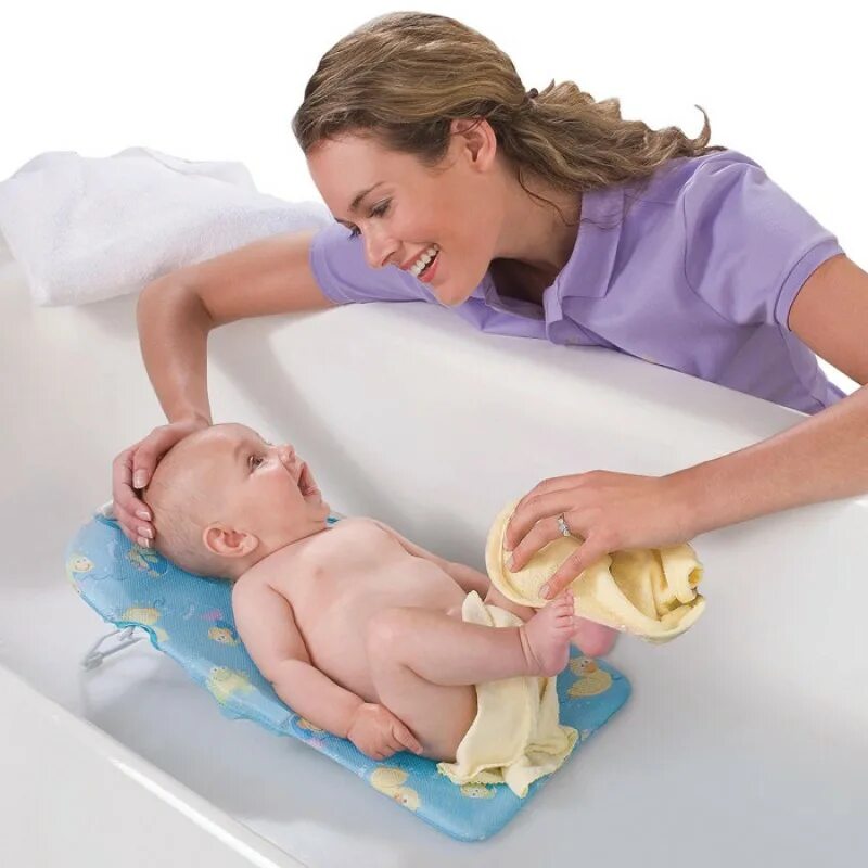 Первый день купания. Горка для купания Summer Infant Folding Bath Sling. Пуканье новорожденного. Купание новорожденного ребенка. Горка в ванночку для новорожденного тряпочная.