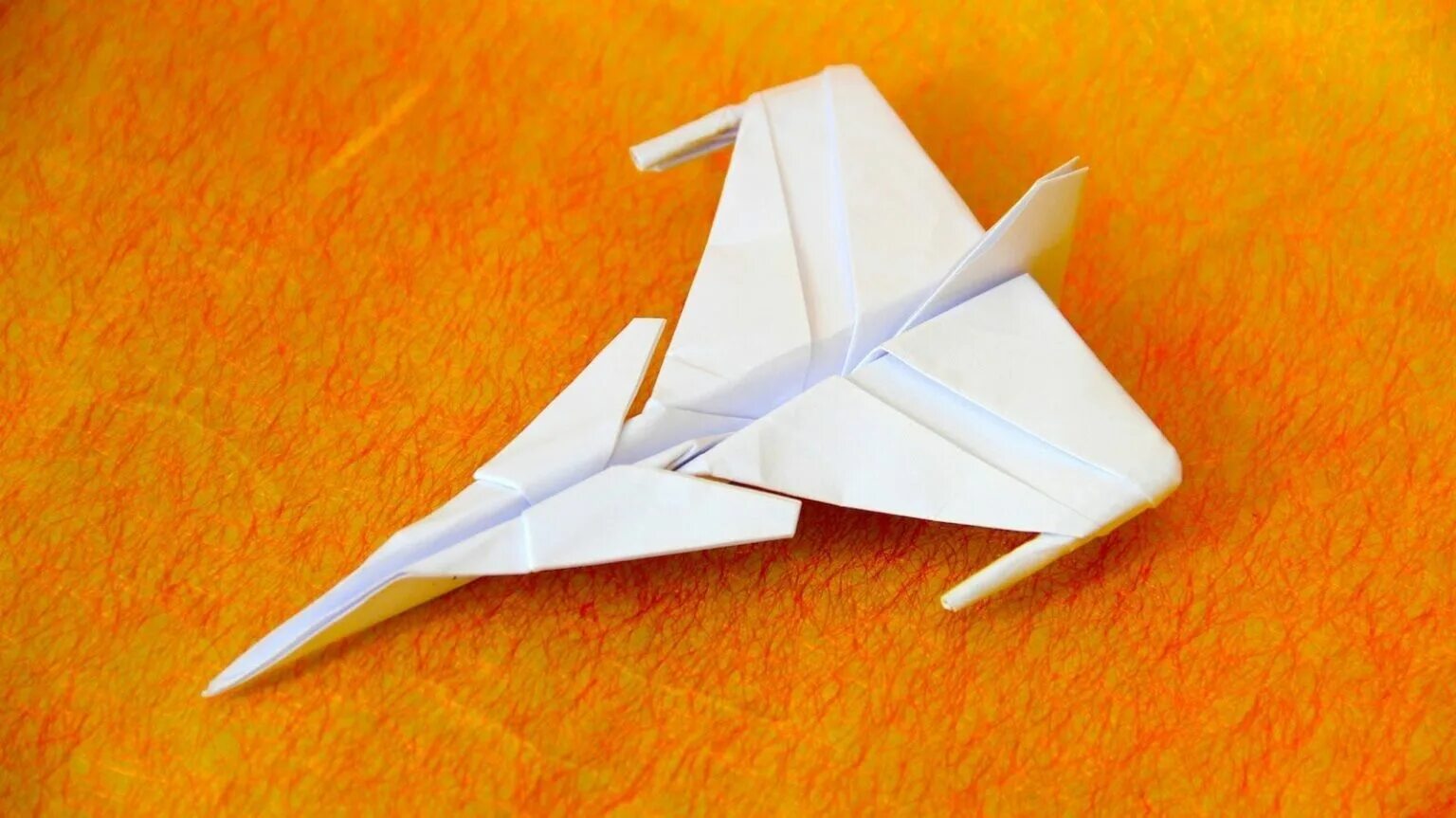 Бумажный истребитель. Оригами самолет. Модель самолетика из бумаги. Оригами самолет истребитель. Самолет истребитель из бумаги.
