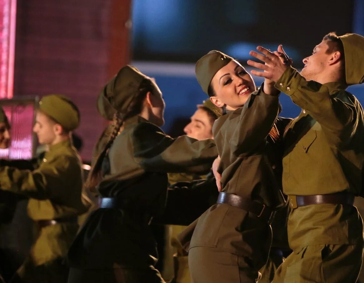 Где солдат танцует. Военная форма для танца. Солдаты танцуют. Военные танцы. Военный вальс.