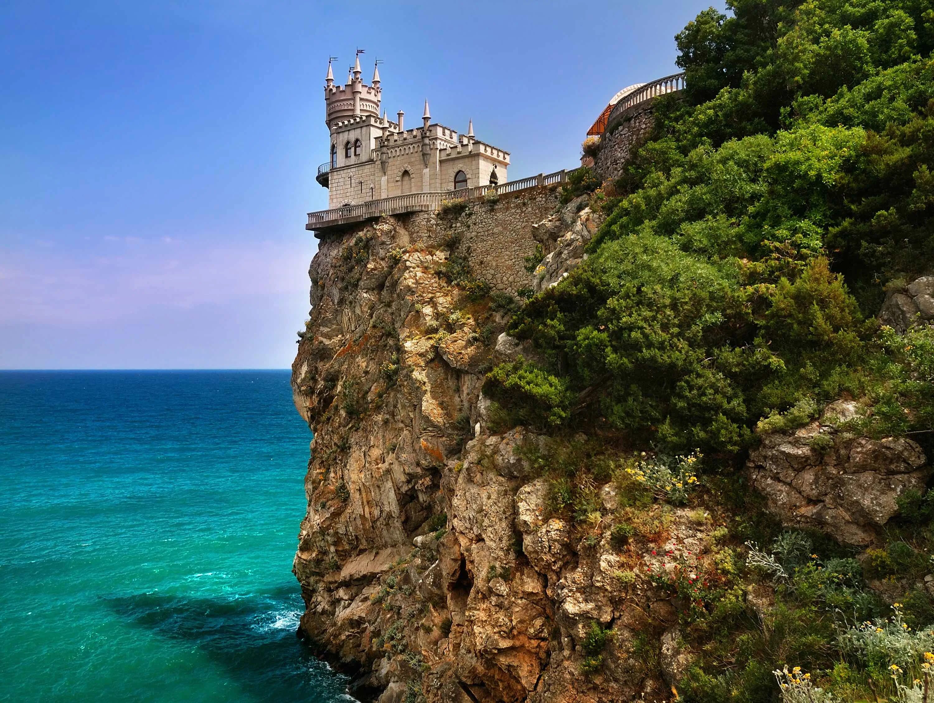 Гаспра Ласточкино гнездо. Замок Ласточкино гнездо в Крыму. Замок «Ласточкино гнездо» Ялта, Крым. Ласточкино гнездо с моря. Скала ласточкино гнездо