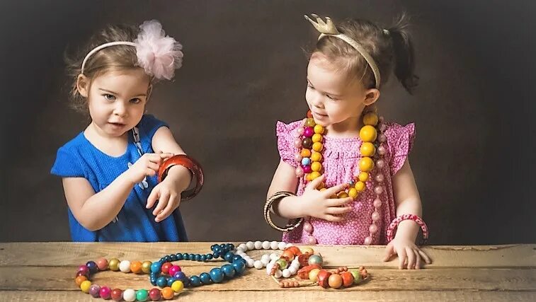 Дети ссорятся из за игрушки. Нужно ли девочкам. Бусы для детей. Умеющий готовить девушки красивые. Милая девочка.