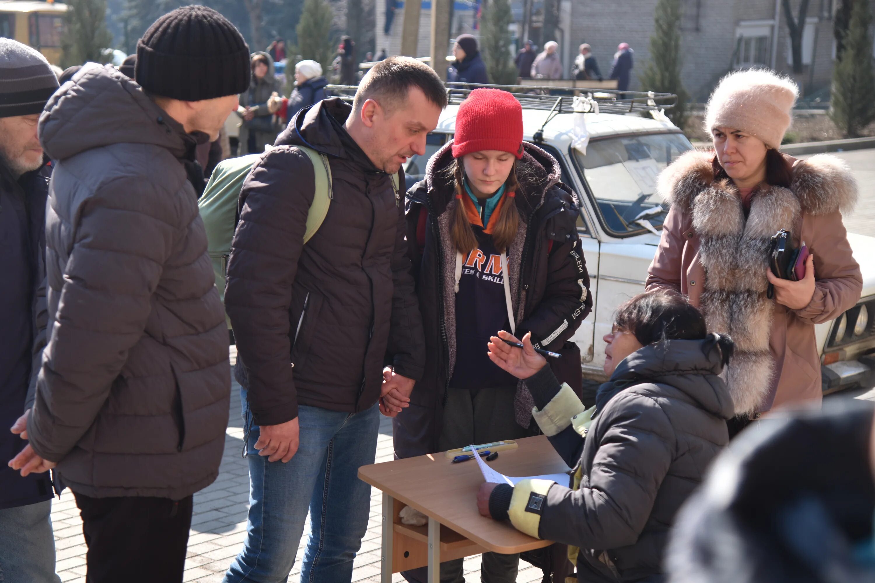 Украина последние новости на сегодня 09.03 2024. Жители России. Раздача ГУМ помощи в Мариуполе. Жители Мариуполя. Мариуполь беженцы.