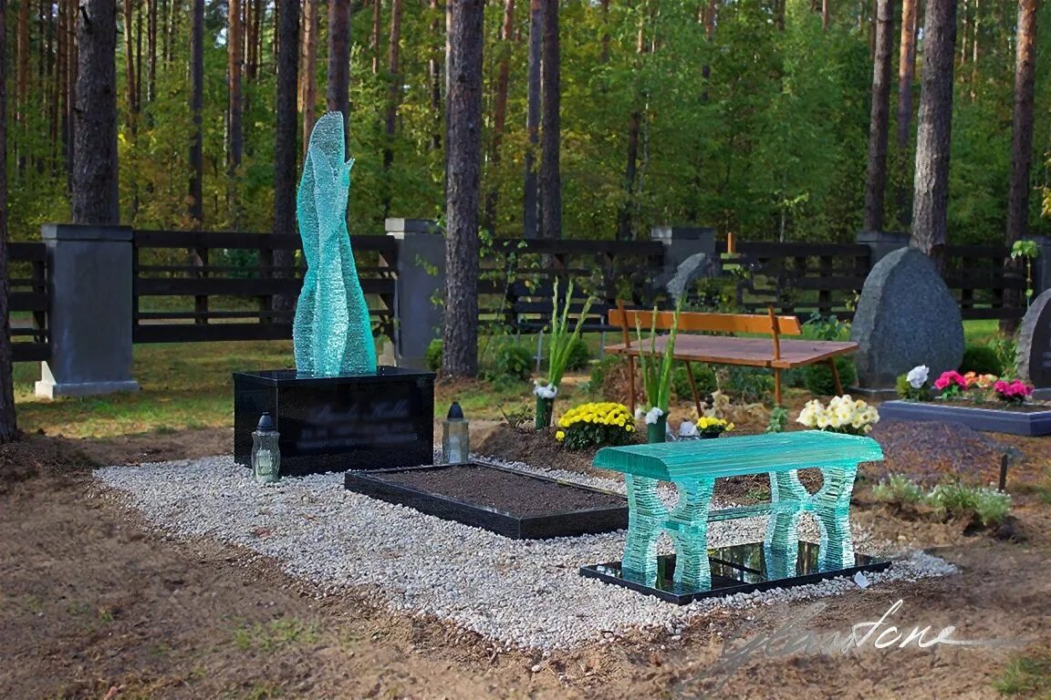 Стеклянный гроб. Надгробие из стекла. Могила под стеклом. Ограды из мрамора на кладбище. Могила под стеклом.