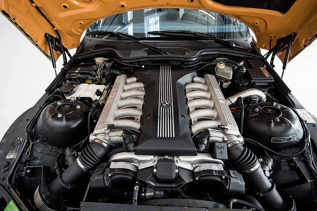 Бмв v16. BMW 7 v12. Мотор v12 БМВ. BMW v12 engine. Мотор v12 БМВ е65.