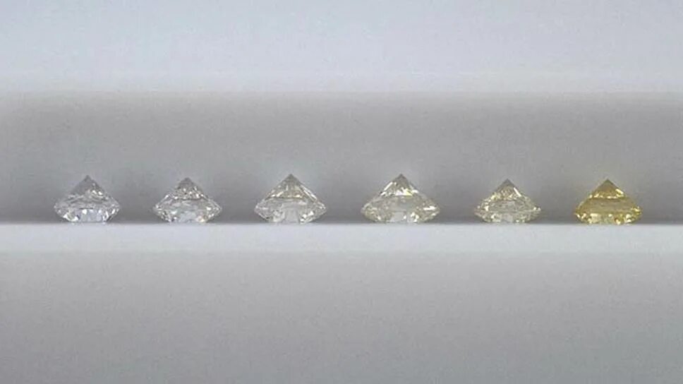 С цветными бриллиантами first class diamonds. Gia Diamond. Цвета бриллиантов. Эталоны цвета бриллиантов. Цвет бриллианта y-z.