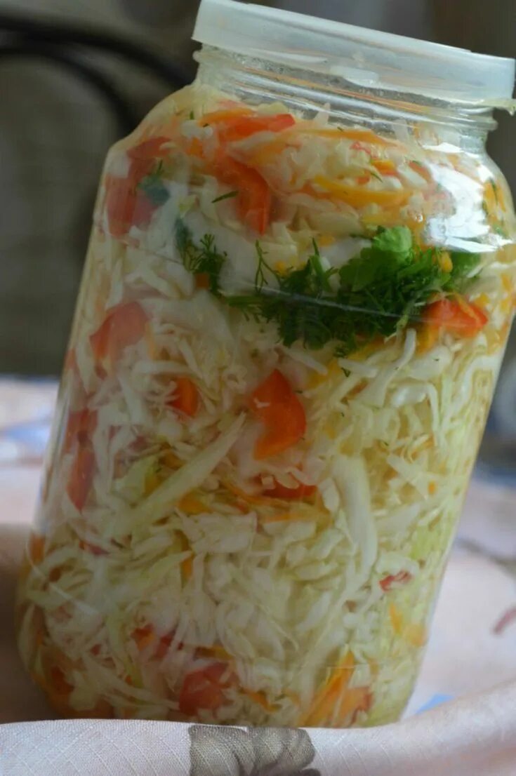 Салат с капустой морковкой и уксусом. Салат с капустой. капустный салат. салат с капустой на зиму. салат капустный (в горячем маринаде).