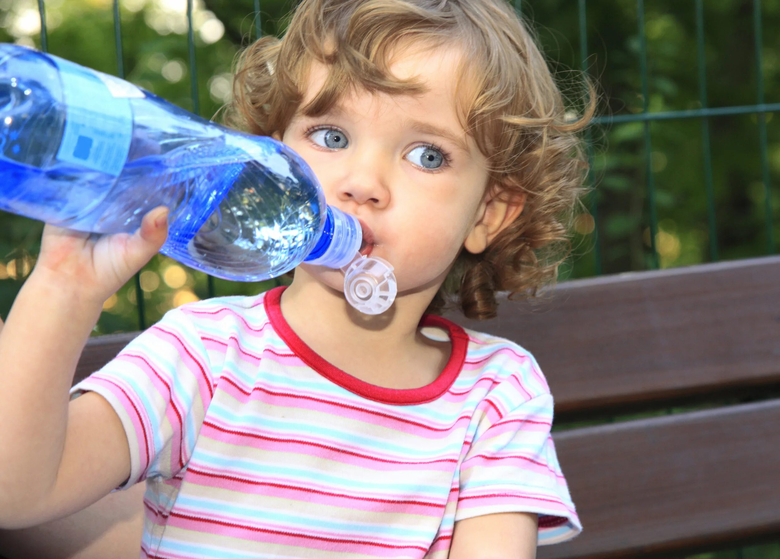 Ребенку 2 года много пьет. Дети воды. Ребенок пьет чистую воду. Ребенок пьющий воду. Ребенок с бутылкой воды.