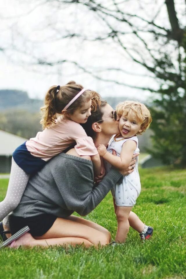 Счастливая мама с ребенком. Мама помогла с первым разом. Mother love. Мама и доченька. Мама картинки.