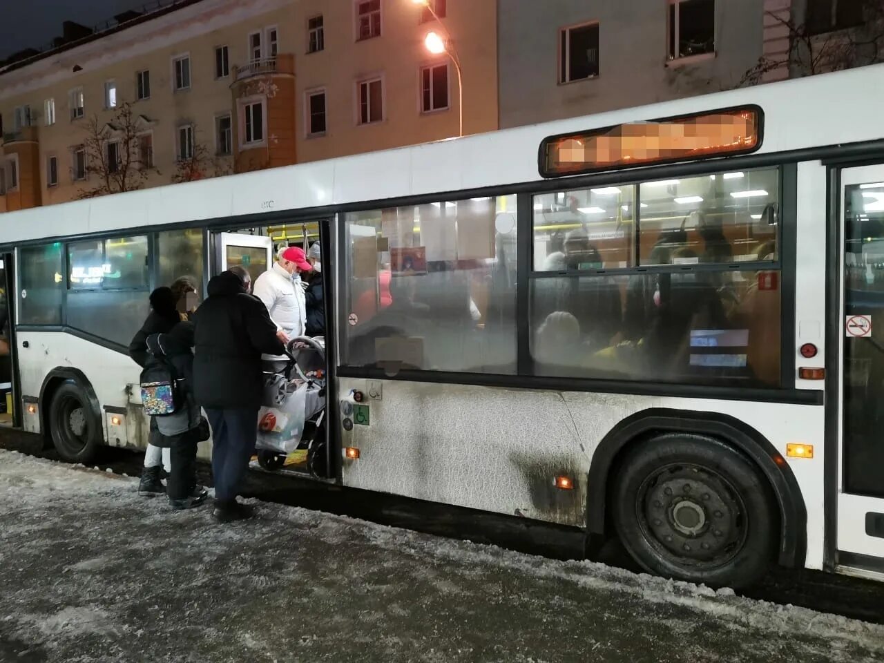 Водитель автобуса мурманск. Автобус дождь. Маршрутки мурманск. Общественный транспорт мурманск. Водитель автобуса мурманск.
