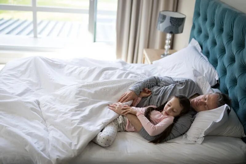 Father sleep daughter. Папа в спальне. Фотосессия в постели папа. Фотосессия на кровати папа. Папа с дочкой спят в обнимку.