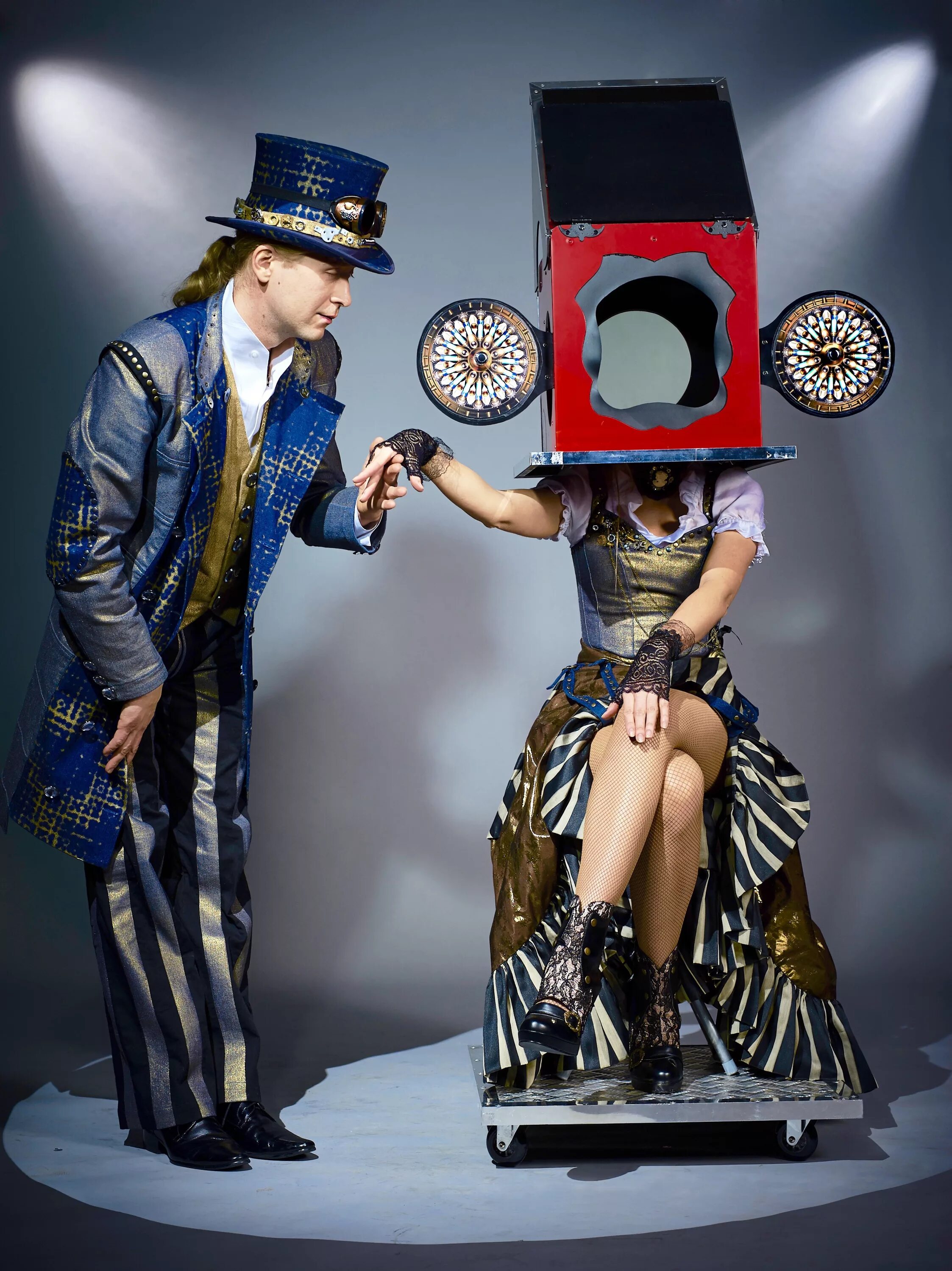 левитация иллюзионисты. иллюзионное шоу. большое шоу иллюзий москва цирк чудес. шоу магия иллюзий сергея воронцова. большие иллюзионы.