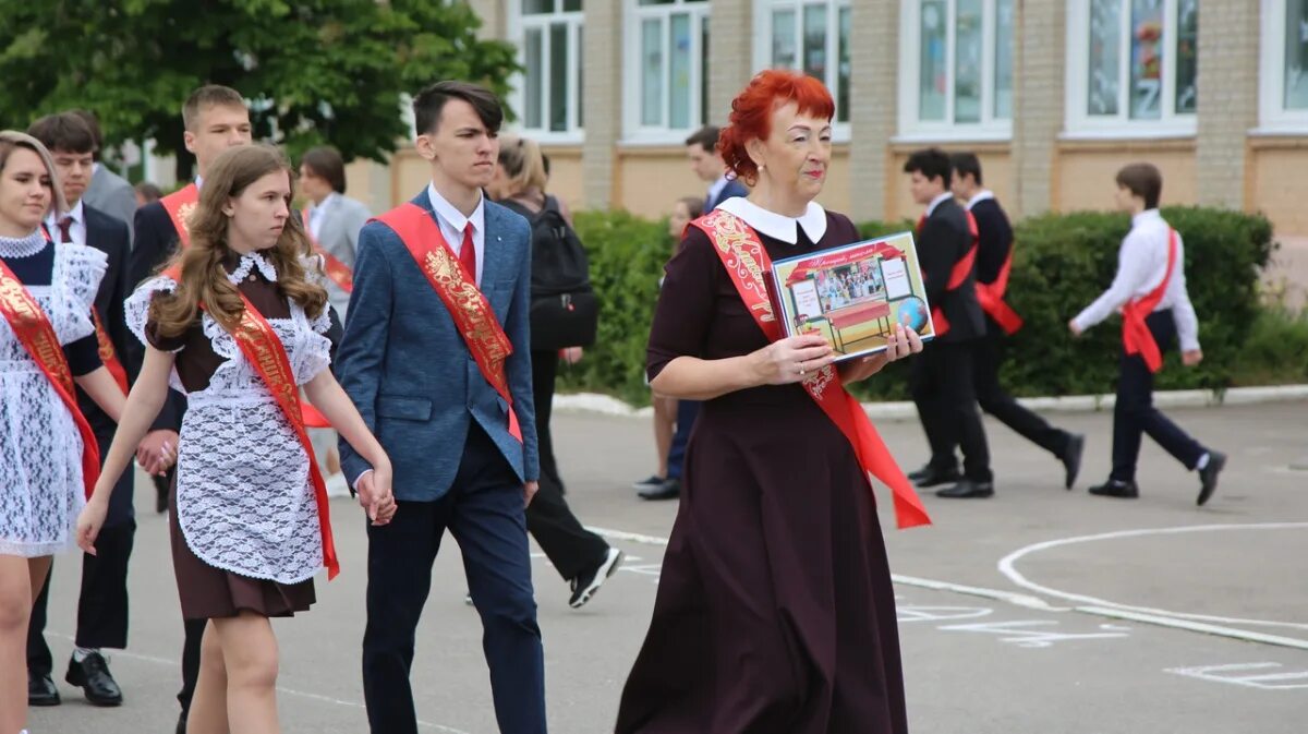 Какие новости сегодня в городе. Последний звонок выпускной. Линейки последний звонок. Выпускники школы. Выпускники школ линейка.