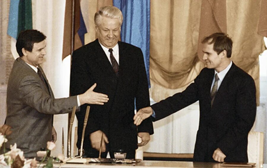 Федеративный договор подписан в году. Ельцин Хасбулатов Зорькин. Ельцин и Хасбулатов. Ельцин и Хасбулатов 1992. Зорькин и Ельцин.