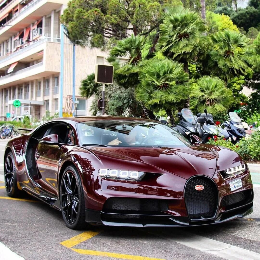 Какие автомобили самые качественные. Бугатти ЧИРОН В Дубае. Bugatti Veyron 2015. Спорткар Бугатти. Ламборджини Баленсиага.