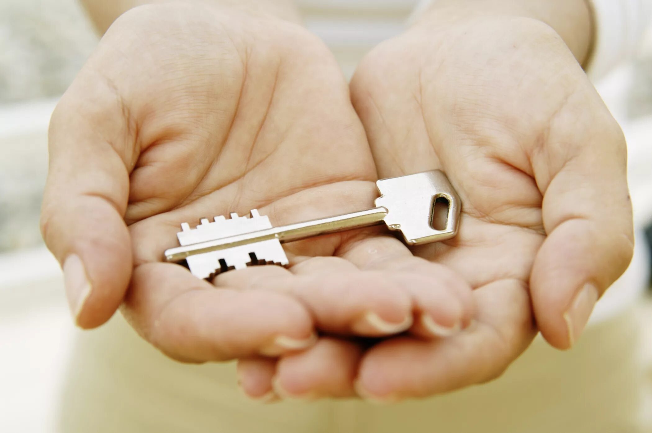 Ключи от квартиры. Ключи от квартиры для сирот. Ключи детям сиротам. Ключи от квартиры в руке.