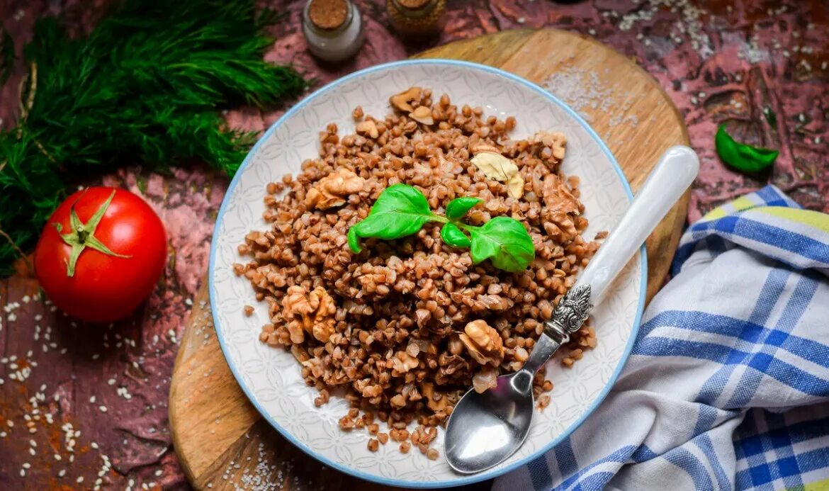 Гречка на гарнир как приготовить. Гречневая каша. вкусная гречневая каша. гречка с грецкими орехами. гарнир из гречневой каши.