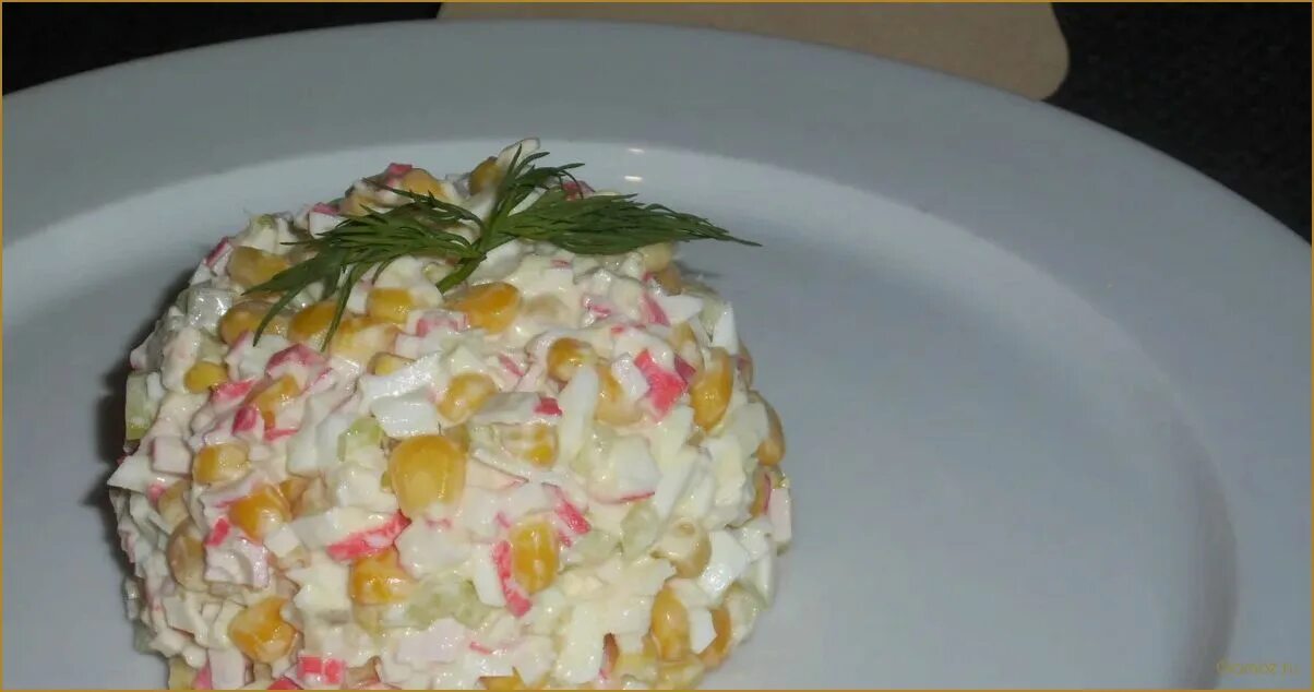 Салат крабовый без риса вкусный рецепт. Крабовый салат с рисом и кукурузой. Салат с крабовыми палочками и кукурузой. Салат с крабовыми палочками и кукурузой. Салат с крабовыми палочками ингредиенты.