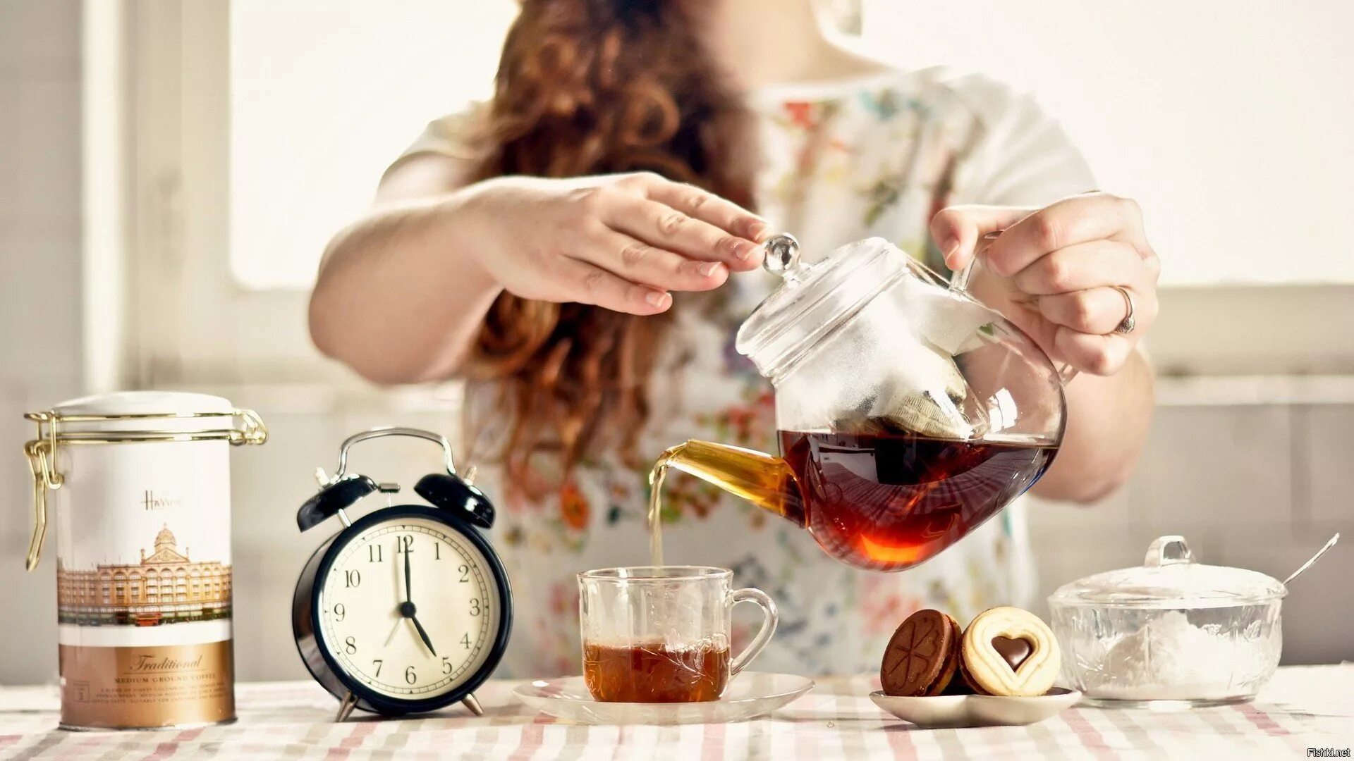 Пить настоящее время. Девушка пьет чай. Наливает чай. Женщина заваривает чай. Чаепитие.