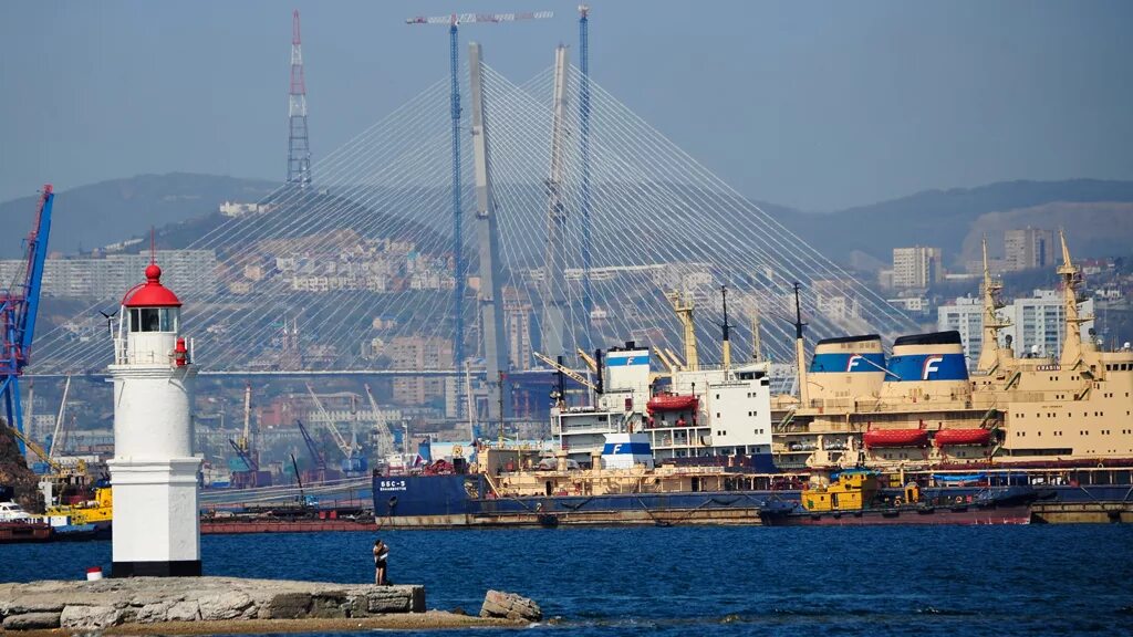 Vladivostok port. Порт Владивосток. Свободный порт Владивосток. Японское море порт Владивосток. ВМТП Владивосток.