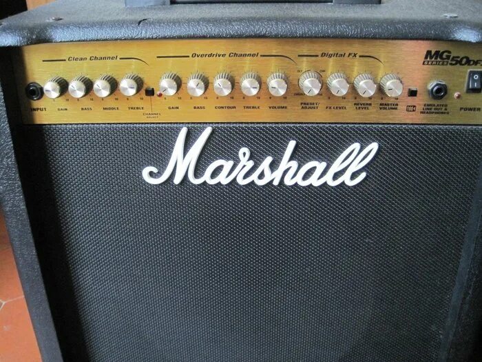 Маршал страна производитель. Marshall mg50dfx. Комбоусилитель Marshall 50fx. Marshall 50 DFX. Комбик для электрогитары Marshall mg50dfx.