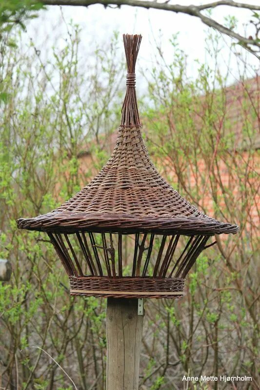 Плетеная кормушка для птиц. Птица из ротанга. Птица из ротанга. Клетка из ивовых прутьев. Птица из ротанга.