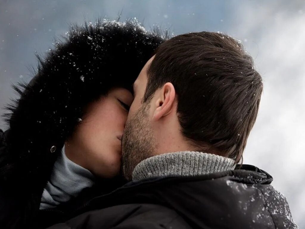 Обнимаю зимой. Зимний поцелуй. Пара зимой. Зима любовь. Зимние объятия.