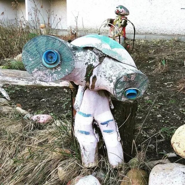 Непонятно что ему то это