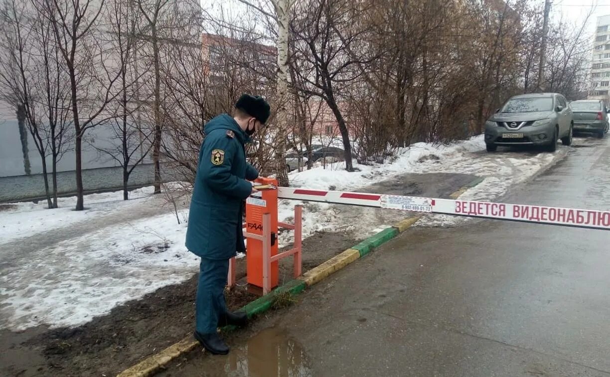 Шлагбаум. Шлагбаум во дворе. Пожарный шлагбаум. Шлагбаум во дворе многоквартирного дома.