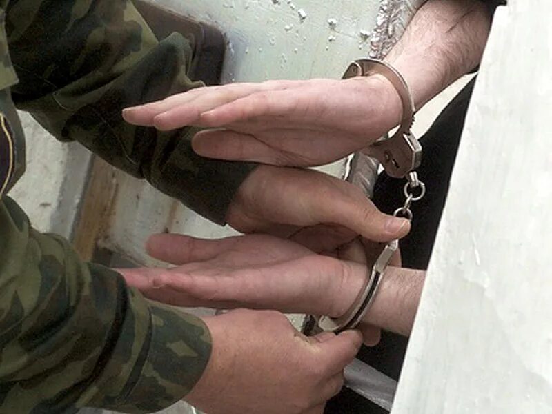 Какое наказание за издевательство. Избиение осужденных в колонии. Издевательство в детском доме над детьми. Какая статья по насилию детей. Конвоирование женщин в наручниках.