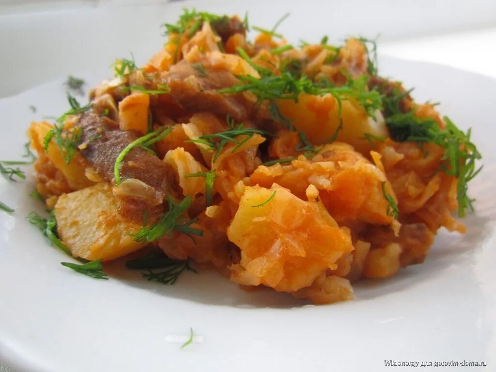 Как вкусно потушить капусту с картошкой. Тушёная капуста с картошкой. тушеная капуст аас картошкой. картофель с капустой и мясом тушеный. тушёная капуста с мясом.