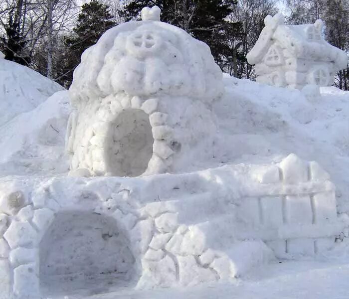зимний городок из снега. снежный городок в детском саду. снежный городок когалым. детский снежный городок. детский снежный городок.
