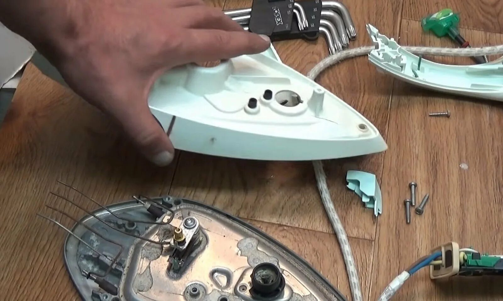 Разборка утюга tefal. Утюг тефаль фв4350. Утюг тефаль fv3300. Как разобрать утюг тефаль. Парогенератор tefal gv7760.