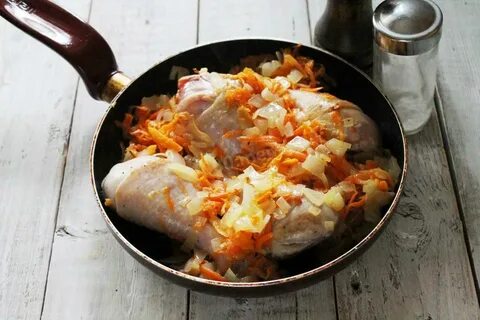 Курица тушеная с луком и морковью