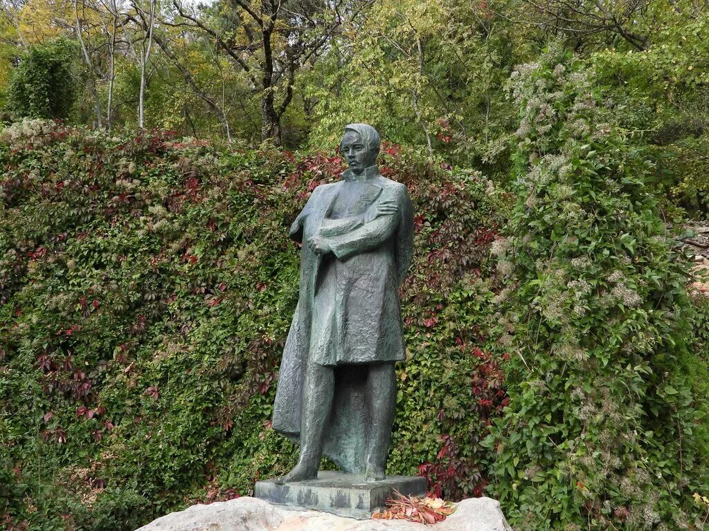 Памятники железноводска. Памятник Лермонтову в Железноводске. Лермонтовский сквер Железноводск. Памятник Лермонтову в Железноводске, 1988 год. Статуя Лермонтова в Железноводске.