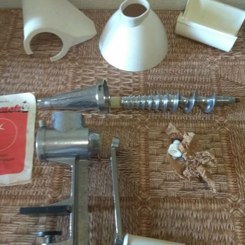 Как собрать советскую соковыжималку. Струмок соковыжималка ручная. Ручная соковыжималка для томатов. Соковыжималка ручная старого образца. Соковыжималка для помидор Советская